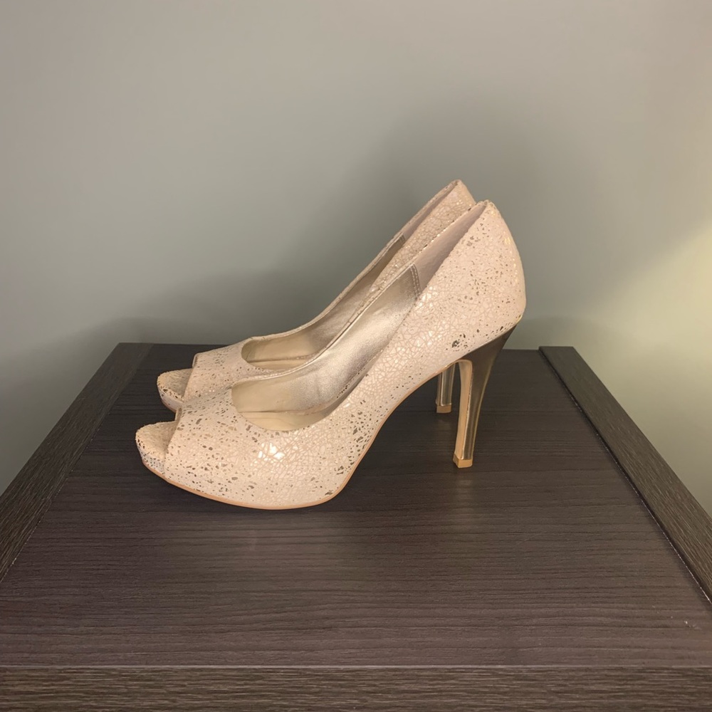 Women’s Moda peep toe Heels in gold/natural